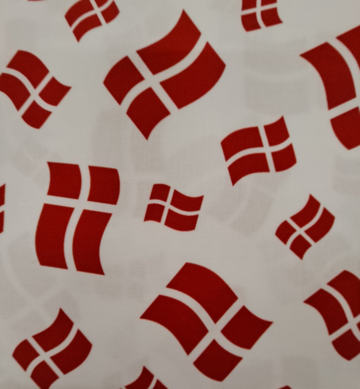 Danske Flag af Robert Kaufman - Hvid - Patchworkbutikken i Nordsjælland