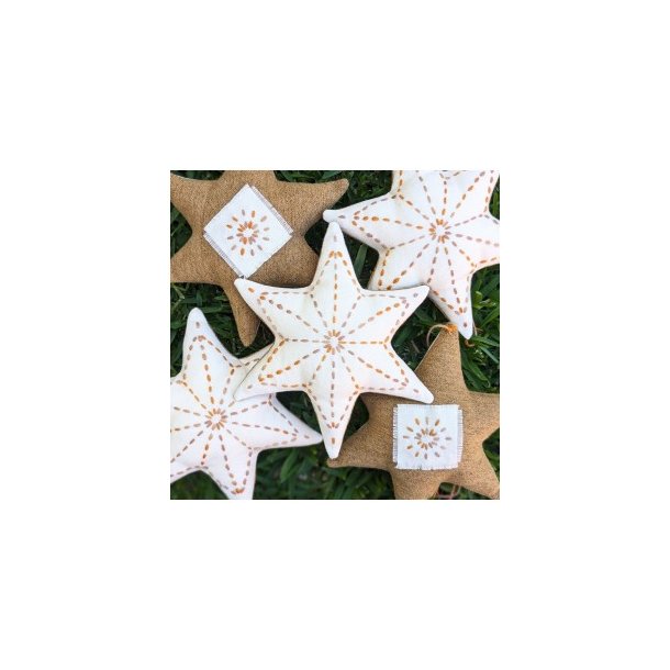 Sashiko Christmas stars - 5 gold decorations on ecru fabric
